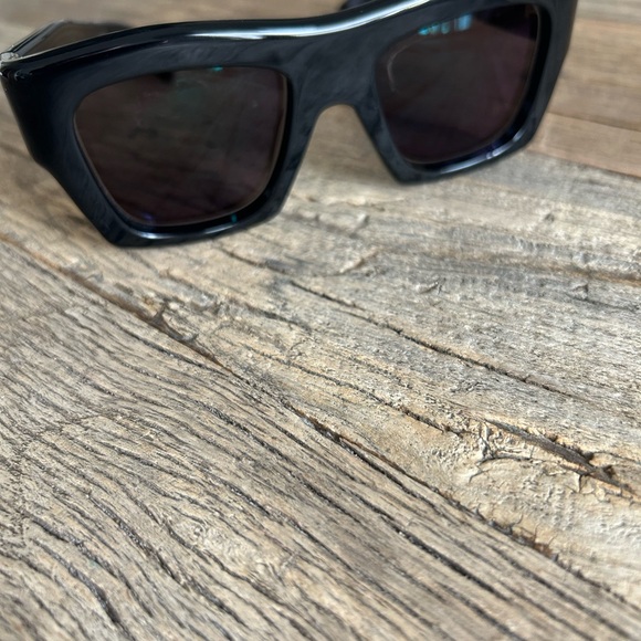 Gucci Black and Gold Sunglasses - Picture 5 of 10